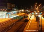 Im Winterhalbjahr sind Nachtaufnahme auch um 17.30 nach der Arbeit mglich: Im Hbf Hof steht der kurz vorher eingefahrene Desiro der VGB, hinten die bekannte Kf III des Werkes Hof erkennbar.