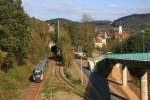 Die neue Brücke am Hp Elsterberg-Kunstseidenwerk, Umgehungsstraße und Ersatz des Po31 zugleich, ermöglicht aber auch diesen neuen Blick Richtung Elsterberg und Elsterberger Tunnel, hier mit VT06 als 83174 nach Gera, am 20.10.2009. Das rechte Gleis gehört zur ENKA-Anschlußbahn, die leider seit diesem Jahr auch nicht mehr genutzt wird.