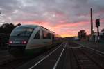 Am 19.10.2009 fährt VT25, als 83175, dem Sonnenuntergang entgegen, hier beim Halt in Plauen unt. Bf.