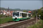 VT40 und ein Schwestertriebzug verlassen als RB 34213, Lichtenfels - Neuenmarkt-Wirsberg, die Gemeinde Untersteinbach.