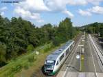 VT 25 A mit VBG 81917 von Hof nach Schwandorf beim Halt in Oberkotzau, 06.09.2010 (Das Bild ist bereits gerade, habe es per Bildbearbeitungsprogramm gerade gemacht)