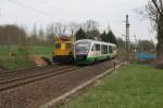 VBG VT03 unterwegs nach Cheb passiert in Obermylau einen abgestellten Turmtriebwagen der Firma Europten.17.04.2011.