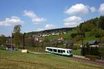 654 031 (VT31  Stadt Klingenthal ) mit einigen Schnheitsflecken an den Tren als VBG20815 Zwickau - Graslitz (- Falkenau) in Zwota-Zechenbach, 5.5.011.