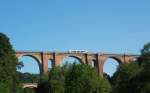 Der Triebwagen der Vogtlandbahn auf der Elstertalbrcke am 28.07.2002    