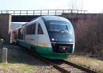 VT 05A der Vogtlandbahn hat Wnschendord/Elster verlassen 08.04.2006  ber die Brcke fuhren frher die Zge Weida-Wnschendorf.