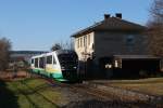 Der VT 08 der Vogtlandbahn pendelte am 27.11.2011 als Sonderzug auf der Strecke Amberg – Schnaittenbach, hier vor dem Bahnhofsgebude in Gebenbach.