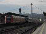 23.9.2011 17:22 DB AG 612 097 als RE aus Saalfeld (Saale) im Endbahnhof Hof (Saale) Hbf sowie wartender VT 12 der Vogtlandbahn nach Regensburg Hbf.