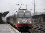 183 001-7 mit dem VX 81146 von Plauen(Vogtl) ob Bf nach Berlin Zoologischer Garten, bei der Ausfahrt aus dem  Bahnhof Berlin Schnefeld Flughafen am 26. Dezember 2011 wieder bei Nieselregen. Danke fr die super Ausfahrt.