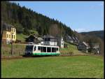 VT 33 der Vogtlandbahn erreicht am 27.04.2012 den Haltepunkt Zwota-Zechenbach.