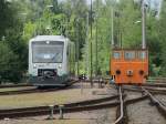 2.6.2012 10:22 VT 53 einer der neuen Triebzge der Vogtlandbahn als Shuttelzug vom Bahnhof Neumark (Vogtland) zum Betriebshof der Vogtlandbahn, sowie eine Akkulok fr Fhrerstandsmitfahrten am Tag der offenen Tr im Betriebshof.