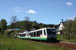 654 035 (VT35) und 654 042 (VT42) als VBG20819 Falkenstein - Graslitz (- Falkenau) beim Halt in Zwota-Zechenbach, 17.5.012 (wegen Himmelfahrt doppelt).

