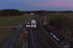 15 Minuten nach Sonnenuntergang

beginnt die  Blaue Stunde  im Vogtland an diesem 29.12.2012.
VT 53 - Regioshuttle der Vogtlandbahn fhrt in den dunkler werdenden Abendhimmel hinein, in Richtung Hof.

Hier stoen die Telezoom Objektive an ihre Grenzen. Mit einer Lichtstrke von 5,6 ist bei sich bewegenden Objekten nicht mehr viel drin. Dennoch gelang mir dieser Schu aus der Hand bei ISO 2000.