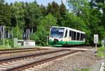 Der Retter der Hauptbahnen ?

Wenigstens die Triebwagen der Vogtlandbahn halten zwischen Hof und Reichenbach noch an jeder Station der KBS 530 bzw. 545.

Regiosprinter VT 37 beim B KM 129,6 Drochaus (bei Mehltheuer) am 19.05.2011.