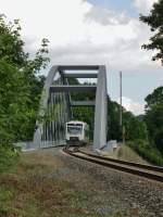 14.8.2013 13:17 VT 52 der Vogtlandbahn aus Plauen (Vogtland) Oberer Bahnhof nach Adorf (Vogtland) zwischen den Haltepunkten Plauen-Straberg und Krbitz.