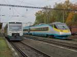 ~~Gro und Klein~~ 20.10.2013 13:43 ČD 681 007-1  Pendolino  als SuperCity (SC) wartet in Frantikovy Lzně auf die Rckfahrt nach Bohumn. Links VT 50  Regio-Shuttle  der Vogtlandbahn aus Adorf (Vogtland) nach Cheb.