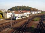 VT 04 'Fuball' der Vogtlandbahn mit VBG 86574 in Schwandorf (19.10.2006)