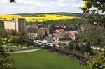 Blick vom Zoitzberg auf die Liebschwitzer Elsterbrücke am 17.05.2010, die soeben von VT26 (642 326/826) als VBG83162 nach Gera Hbf, befahren wird.