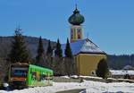 Bei traumhaftem Winterwetter passiert der Waldbahn-650 650 auf seinem Weg von Grafenau nach Zwiesel die Wallfahrtskirche Maria Himmelfahrt in Frauenau (15.02.2019)