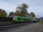 Eine Regio Shuttle Doppeltraktion der Waldbahn am 03.10.2008 bei der Ausfahrt aus Zwiesel und ein Abgestellter Regio Shuttle.