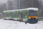 Drei abgestellte Triebwagen der Waldbahn abgestellt in Zwiesel, aufgenommen mit viel Zoom vom Bahnsteig.