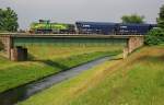 MaK-Lok 402 der Dortmunder Eisenbahn berquert am 28.6.12 eine Blechtrgerbrcke ber die Emscher mit einem Leerwagenzug vom Kraftwerk Voerde nach Oberhausen-West.