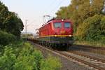 140 003-5 der EBM mit Betonschwellen auf Flachwagen in Fahrtrichtung Süden.