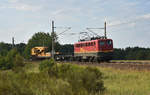 EBM Cargo kam mit dieser schönen 140 070-4 und einem Kirow EDK 151 Baukran der DB Bahnbau Gruppe 530 0 319-5 aus Richtung Büchen.