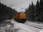 Eine V 100 (Ost) der EBW-Cargo fhrt mit einen kurzen Bauzug am 23.