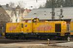 V 130.13 (ex 293 001-4) der ebw-Cargo (Eisenbahnbewachungs-GmbH Wrzburg) zieht einen Bauzug durch Regensburg Hbf. Der Tf nutzt eine kurze berholpause, um frische Luft zu tanken. (14.03.09)