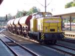 V60 der EBW Cargo mit einem Schotterzug in Mannheim HBF am 9.7.2005