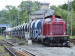 Die 211 051-8 der EfW mit Schotterwagen stand Anfang September 2017 am Hattinger Bahnhof.