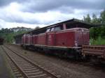 212 106-9 und 212 370-1 der EfW warten auf Weiterfahrt im Bahnhof Arnsberg (Mai 2006)