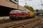 EfW 215 021-7 mit Putzzug in Wuppertal Hbf, Oktober 2022.