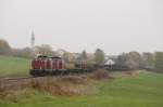 212 370 und 212 047 am 11.10.2008 am Gleisumbauzug vor der Skyline von Gebenbach.