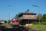 232 088 am 19.05.2011 mit Schotterzug vor dem Hirschauer Bahnhofsgebude (Strecke Amberg-Schnaittenbach)