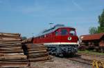 232 088 rangiert am 21.05.2011 in Hirschau auf Gleis 3 hinter einem groen Altschwellenstapel ein paar Schotterwagen (Strecke Amberg-Schnaittenbach)