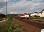 Die zwei Nohab Loks V 170 1142 (Weie Lackierung) und V 170 1125 (Santa Fe hnliche Lackierung) der Eichholz Rail GmbH ziehen einen Schotterzug durch den Bahnhof Pressig-Rothenkirchen (Landkreis