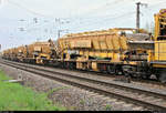 Blick auf zahlreiche Materialförder- und Siloeinheiten Plasser & Theurer MFS 100 S/MFS 100 der Eiffage Rail Niederlassung der Eiffage Infra-Bau SE, die in einem Bauzug mit 218 469-5  Betty Boom 