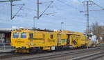 EIFFAGE INFRA-RAIL mit der Plasser& Theurer Universalstopfmaschine Typ UNIMAT 09-4x4/4S (D-ERD 99 80 9121 010-9) und Schotterplaniermaschine am 24.11.20 Durchfahrt Bf. Golm (Potsdam). 