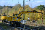 Ende Oktober 2020 waren gleich vier Zweiwegebagger Liebherr 922 rail in Hattingen im Einsatz. Gebaut wurde an der Eisenbahnbrücke. Hier warten 2 Bagger am Hattinger Bahnhof auf den  Startschuss .