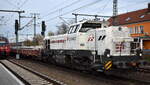 Eiffage Infra-Rail GmbH, Bochum mit ihrer vossloh DE 18 Lok (NVR:  92 80 4185 142-1 D-ERD ) und einem Schwellenzug am 27.11.24 Höhe Bahnhof Golm (Potsdam).