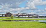 An den Brückentürmen der 1927 abgerissenen ersten Rheinbrücke vorbei fährt eine unbekannte 193 von ELL am 12.10.2024 in Richtung Duisburg-Rheinhausen