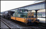 Oberhausen HBF am 25.4.1999: EH 151, eine Jung Lok, als Denkmal mit einem Pfannenwagen platziert!