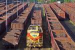 Rangierarbeiten im Werkbahnhof der Hüttenwerke Krupp Mannesmann (HKM) in Duisburg-Hüttenheim am 18.05.2013. EH 766 wird per  Bauchladen  an die Waggons herangeführt.