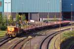 EH 764 rangiert eine Abteilung von vier Schwerlastwagen auf dem Gelände der Hüttenwerke Krupp Mannesmann (HKM) in Duisburg-Hüttenheim am 18.05.2013. EH 764 wurde 1981 von MaK gebaut und zunächst an die Krupp Stahl AG vermietet, bevor sie noch in den 80ern in den Besitz des Unternehmens kam. Eingesetzt wurde sie bis zur Werksschließung im Werk Duisburg-Rheinhausen. Nach dem Zusammenschluss der Mannesmann und Krupp Hüttenwerke kam die Lok 1990 in den Bestand der HKM. 1994 übernahm die Eisenbahn und Häfen GmbH den Werksverkehr.