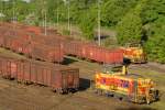 EH 764 und EH 766 rangieren am 18.05.2013 im Werksbahnhof der Hüttenwerke Krupp Mannesman (HKM) in Duisburg-Hüttenheim.