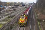 Lok 541 der Eisenbahn und Häfen zieht einen langen Zug aus leeren Schüttgutwagen zum Transport von Kalkstein in Richtung Lintorf.