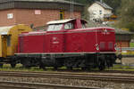 22. April 2008, Im Bahnhof Kronach steht ein Bauzug. Zuglok ist die V100 der  Eisenbahnbetriebe Mittlerer Neckar GmbH  Kornwestheim.  Die in Esslingen 1962 gebaute Lok erhielt bei der DB die Bezeichnung V100 1357 und wurde 1968 in 211 357-9 umgezeichnet.