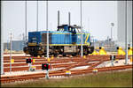 277 402-4 der evb abgestellt auf dem Jade-Weser-Port und wartet auch ihren Containerzug.