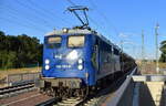 Eisenbahnen und Verkehrsbetriebe Elbe-Weser GmbH, Zeven mit ihrer  140 761-8  (NVR:  91 80 6140 761-8 D-EVB ) und einem PKW-Transportzug am 28.09.23 Durchfahrt Bahnhof Meinsdorf.